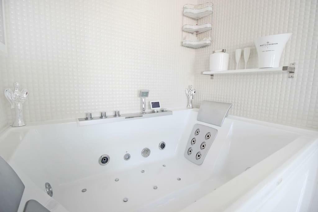 White Luxury Penthouse In City Centre Amsterdam Extérieur photo